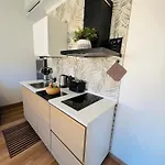Bright And Spacious Elegant 5 Min Airport Apartman *