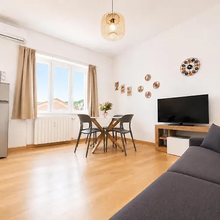 דירה Bright And Spacious Elegant 5 Min Airport *