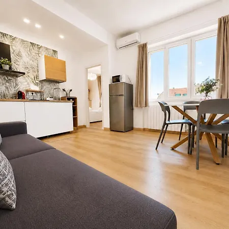 Bright And Spacious Elegant 5 Min Airport * ג'נובה
