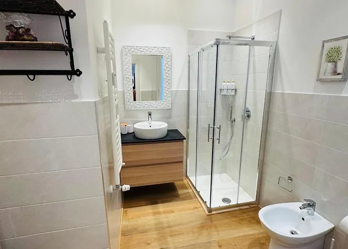 Bright And Spacious Elegant 5 Min Airport 아파트